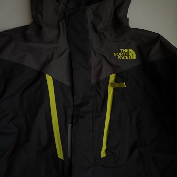 The North Face Boys Hyvent 2-in-1 Hooded Shell Jacket - Size Large (14/16) Used - Picture 12 of 13